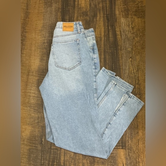 Hollister Vintage Curvy High Rise Jeans - Picture 7 of 12